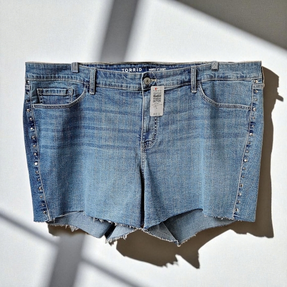 TORRID Plus Size Perfect 5" Vintage Stretch Boyfriend Classic Mid-Rise Short - Picture 1 of 15